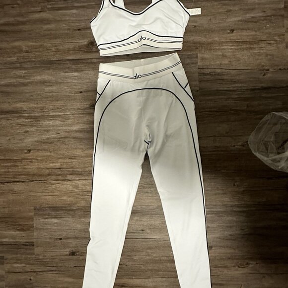 Alo Yoga Airbrush Heart Throb Bra & High-Waist Legging Set White/Black - Picture 2 of 5